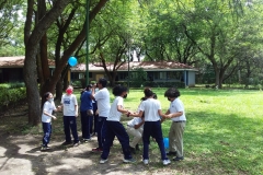 Jugando y aprendiendo: Los estudiantes responden preguntas mientras mantienen un globo en el aire.
