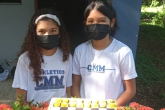 APPRIL Y CLARISA CON SU JUEGO DE AJEDREZ COMPLETO , ELABORADO DE POROPLAST Y TAPAS DE BOTELLAS.